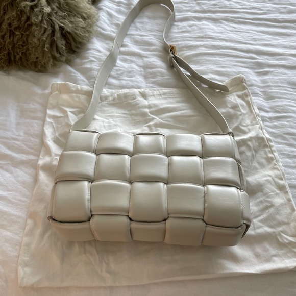 Padded cassette crossbody bag - Picture 6 of 7